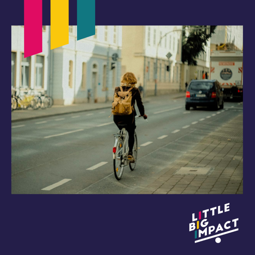 Cycliste en ville illustrant la mobilité douce et les solutions de transport durable encouragées par Little Big Impact.