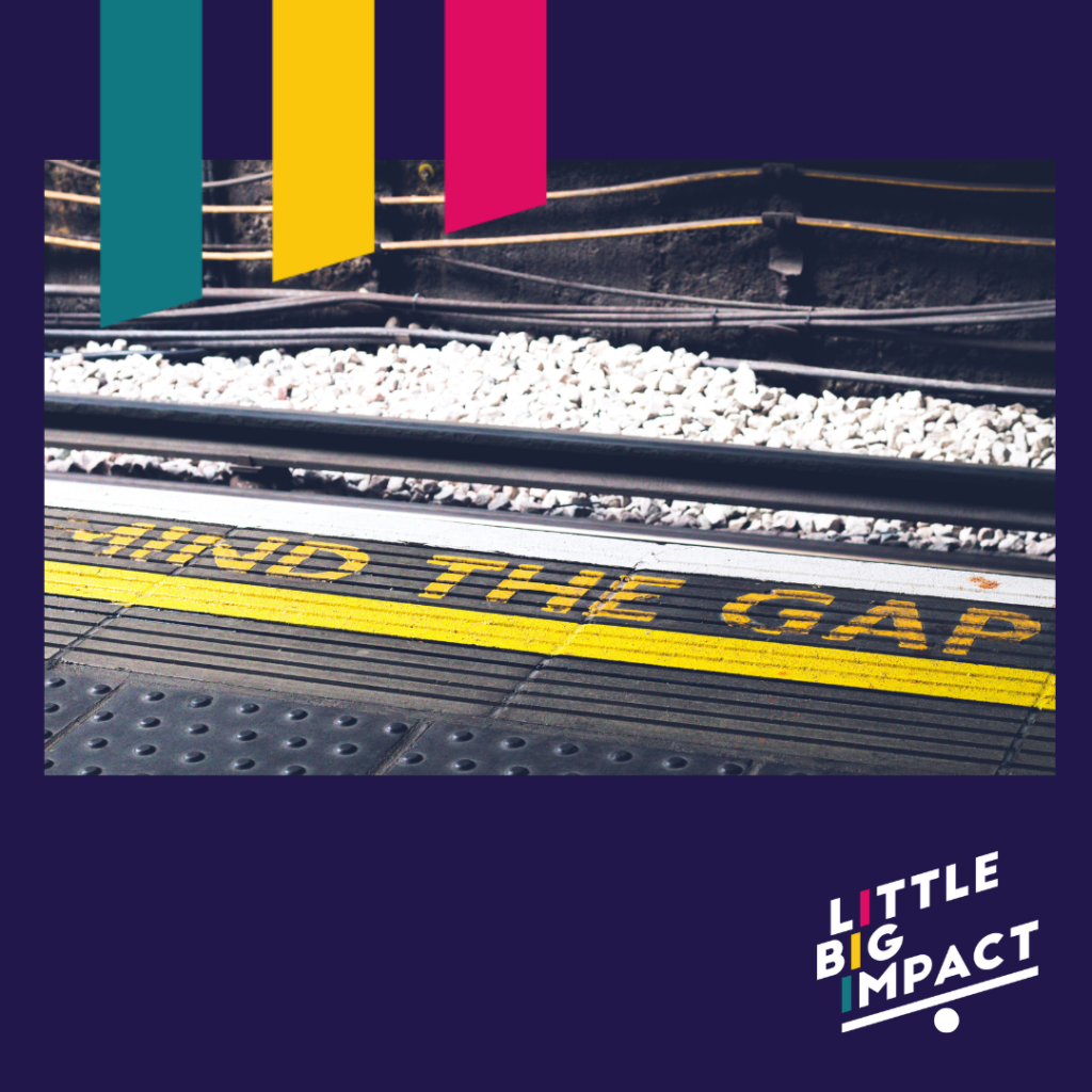 Message "Mind the Gap" sur un quai de train, symbolisant les défis de la transition écologique et l’accompagnement de Little Big Impact pour combler ces écarts.