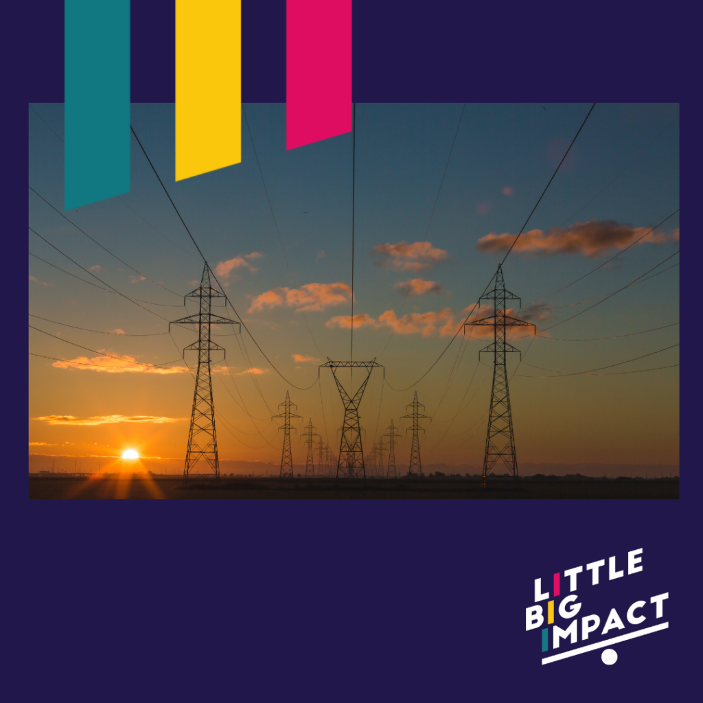 Paysage au coucher du soleil avec des lignes électriques illustrant les enjeux de la transition énergétique, un engagement clé de Little Big Impact.